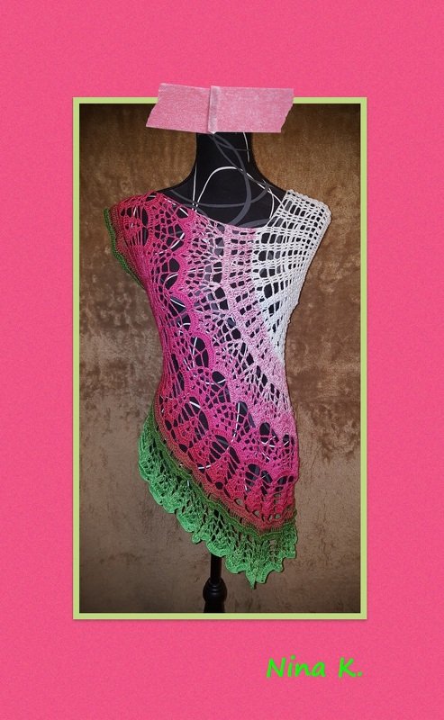 Gehäkelte Damen-Tunika auf schwarzer Schaufensterpuppe, Farbverlauf Weiß-Pink-Grün mit filigranem Lochmuster und asymmetrischem Saum.