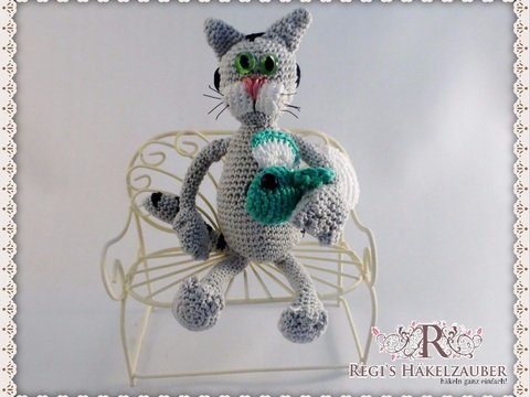 Katze Lilly mit Fischfang Flippy - Häkelanleitung