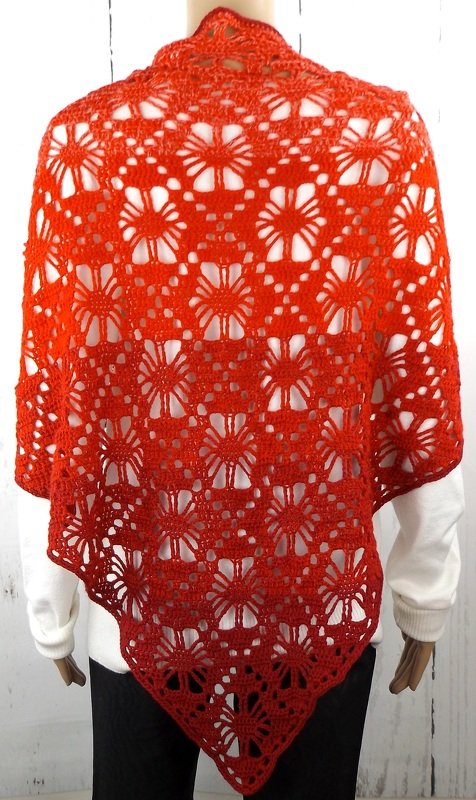 Rotes gehäkeltes Dreieckstuch mit floralem Lochmuster, Rückansicht