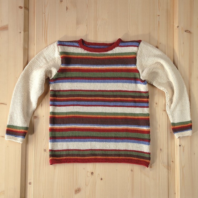Kinderpullover mit bunten Querstreifen und cremefarbenen Ärmeln