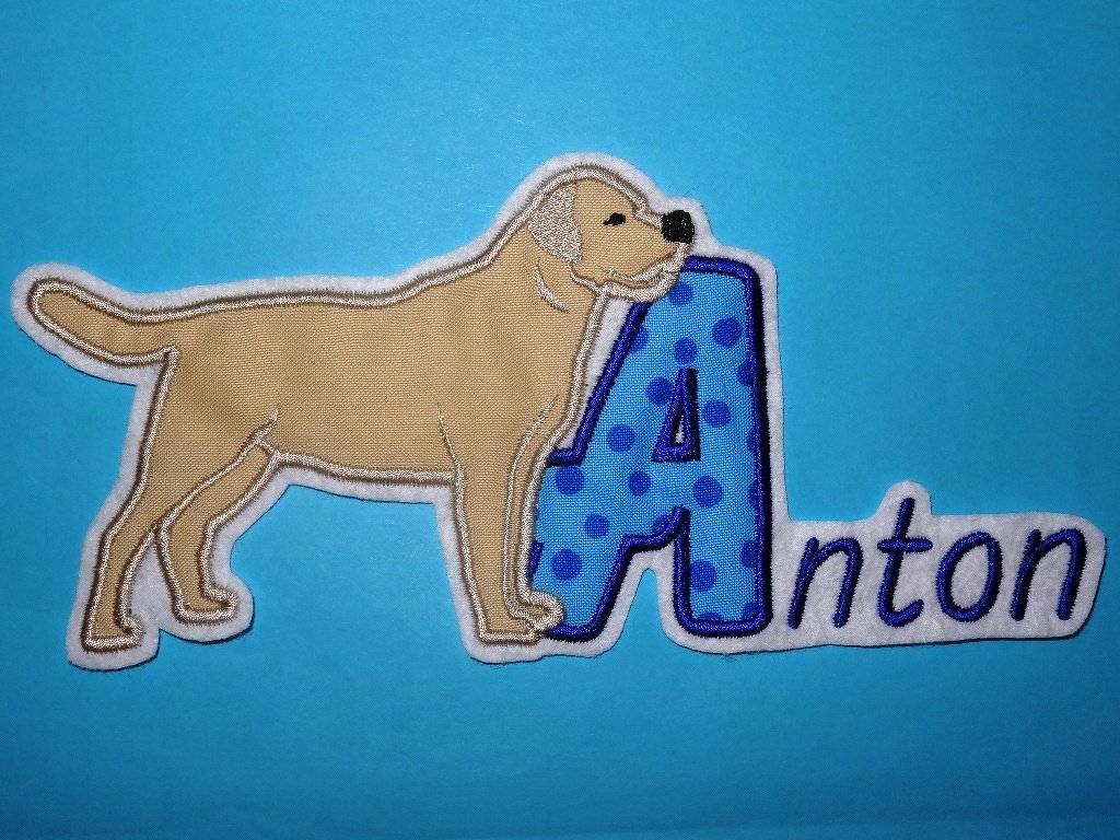 Stickdatei Motiv: Labrador, blauer Buchstabe A und Name Anton.
