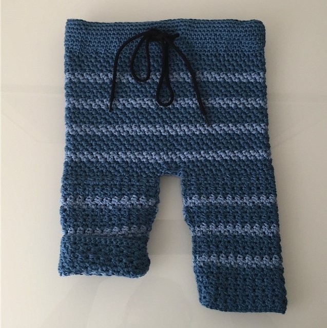 Gehäkelte blau gestreifte Babyhose mit schwarzer Kordel