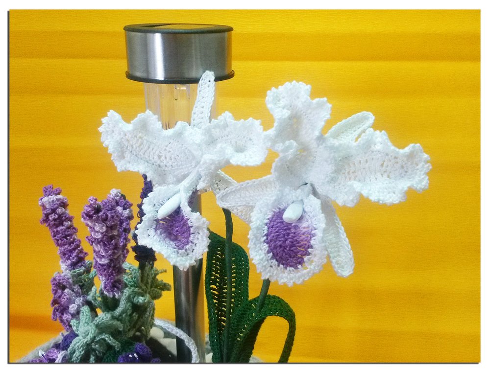 Häkelanleitung -  Blumengesteck in Weiß und Lila - Bild 3