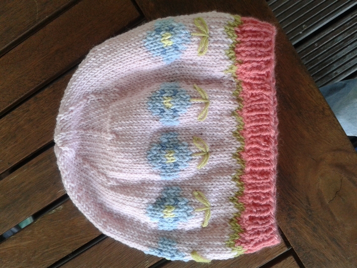 Jacke Rundpasse mit Blumen und Mütze Strickanleitung