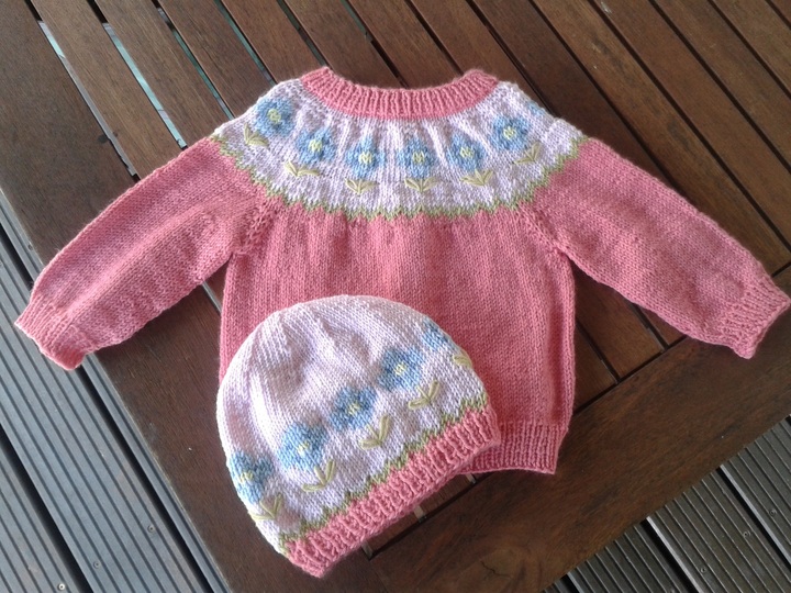 Jacke Rundpasse mit Blumen und Mütze Strickanleitung