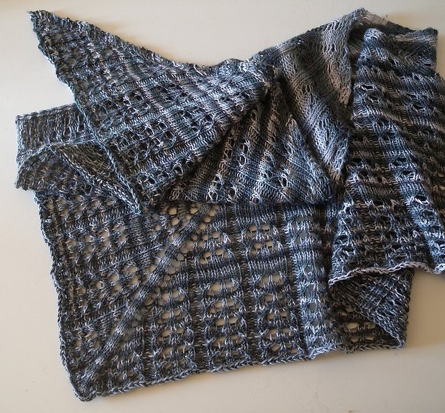 Graumeliertes gestricktes Lacetuch mit Lochreihen und glatt-rechten Streifen