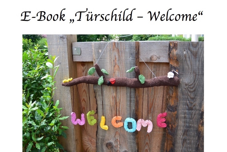 Gehäkeltes braunes Türschild in Astform mit bunten „WELCOME“-Buchstaben, Blättern, Marienkäfer und Vogel an einer Holzwand.