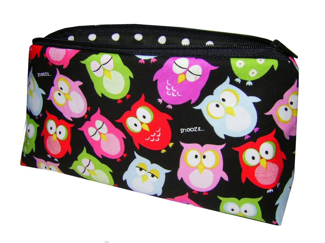 Kosmetiktasche mit bunten Eulenmotive auf schwarzem Stoff und Reißverschluss