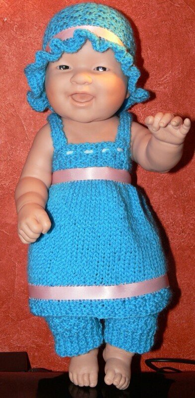 Puppe in türkisem Strick-Set mit rosa Satinband und Mütze mit Wellensaum