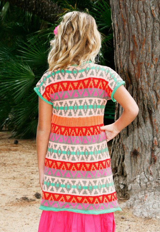 Rückansicht eines Kindes in einem kurzärmligen, gestrickten Kleid mit mehrfarbigem geometrischem Streifenmuster