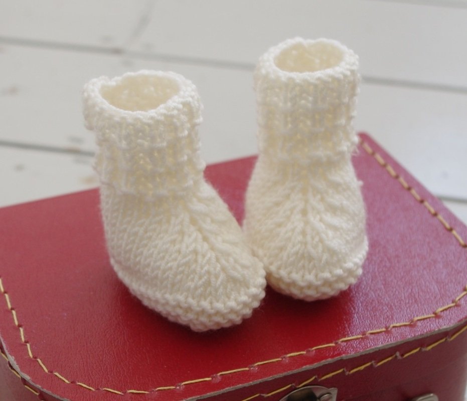 Super Easy Knitted Baby Booties - Image 4