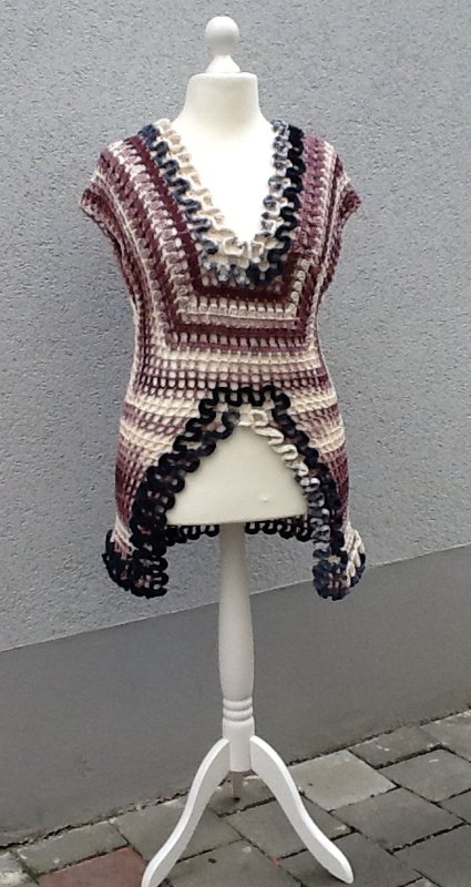 Mehrfarbige gehäkelte Damen-Tunika mit V-Ausschnitt und kontrastierender Rüsche auf Mannequin