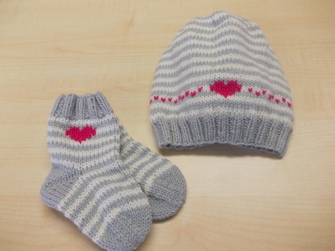 Babymütze und Söckchen mit Herzmotiv