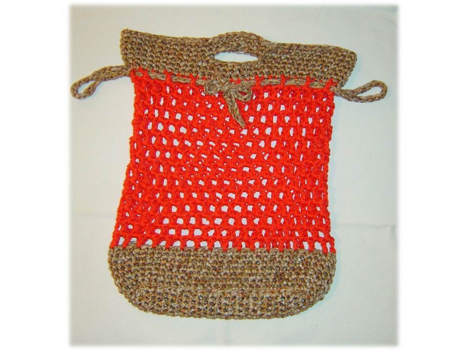 Gehäkelte Netztasche orange mit braunen Details und Kordelzug