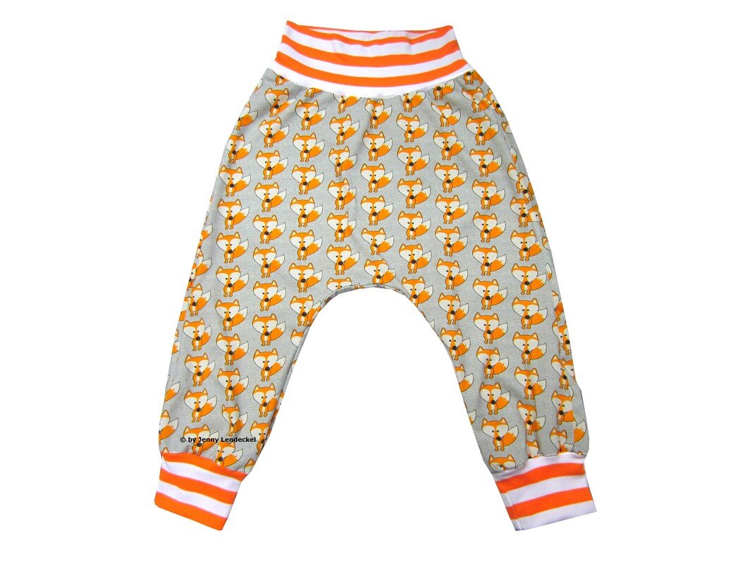 Weite Kinderhose mit tiefem Schritt, Fuchs-Motiv und gestreiften Bündchen