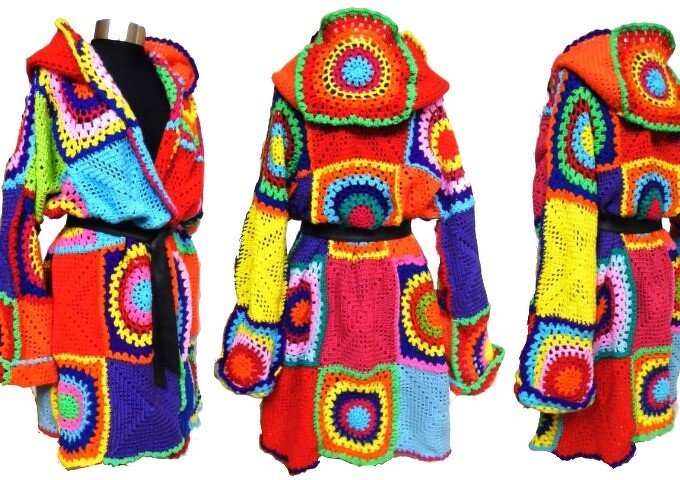 Bunter Boho-Häkelmantel mit Granny-Quadraten, Kapuze und Gürtel, Vorder- und Seitenansichten