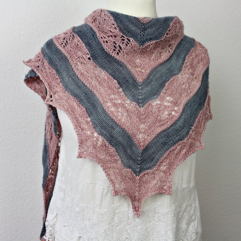 Strickanleitung Dreieckstuch mit zweifarbig mit Lacemuster "Special Love" - Bild 22
