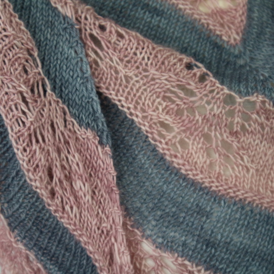 Strickanleitung Dreieckstuch mit zweifarbig mit Lacemuster "Special Love"
