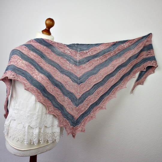 Strickanleitung Dreieckstuch mit zweifarbig mit Lacemuster "Special Love"
