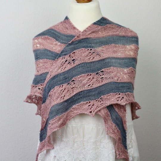 Strickanleitung Dreieckstuch mit zweifarbig mit Lacemuster "Special Love"