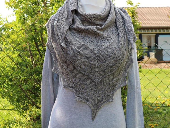 Strickanleitung Dreieckstuch mit zweifarbig mit Lacemuster "Special Love"
