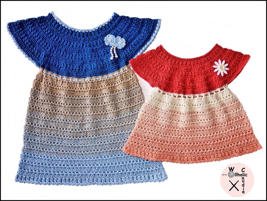 Zwei gehäkelte Kinderkleider nebeneinander: blau-beiges Kleid links, rotes Kleid rechts, beide mit weitem Rundkragen und Häkelstruktur