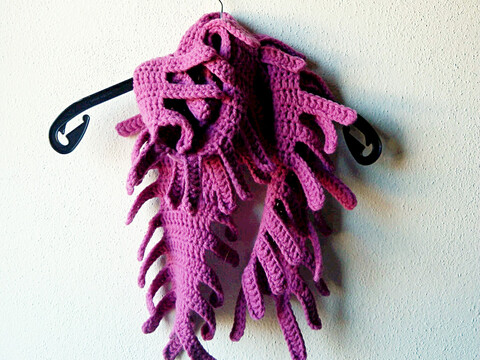 Gehäkelter Schal mit Fransen "Millepede"