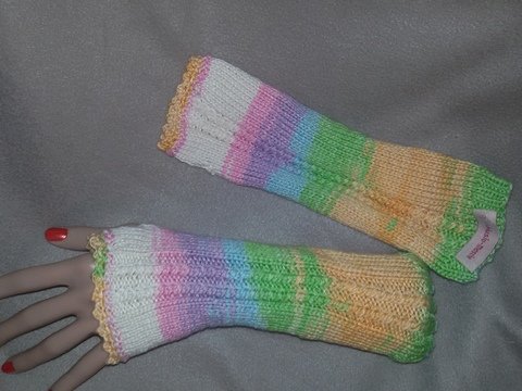 Stickanleitung Stulpen in Regenbogenfarben mit Zopf