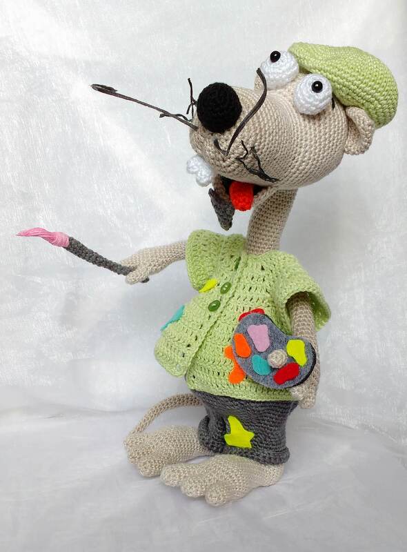 Gehäkelte Amigurumi-Künstlerfigur mit grüner Mütze, Pinsel und Farbpalette