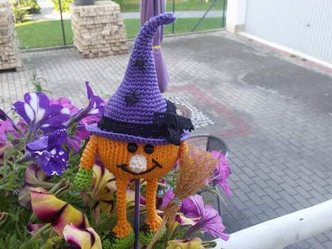Häkelanleitung Blumenstecker Kürbishexe