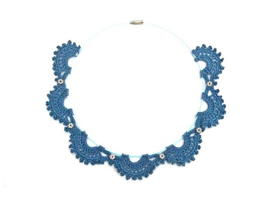 Blaues gehäkeltes Collier mit muschelförmigen Motiven an dünnem Drahtreif