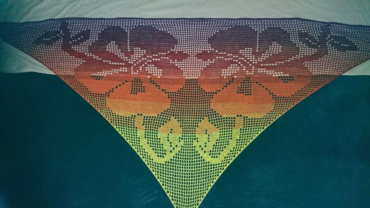 Gehäkeltes Dreieckstuch mit Farbverlauf von Violett zu Gelb‑Grün und durchbrochenem herbstlichem Motiv