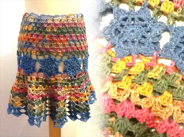 Mehrfarbiger Häkelrock mit blauem Zierband und gewelltem Saum