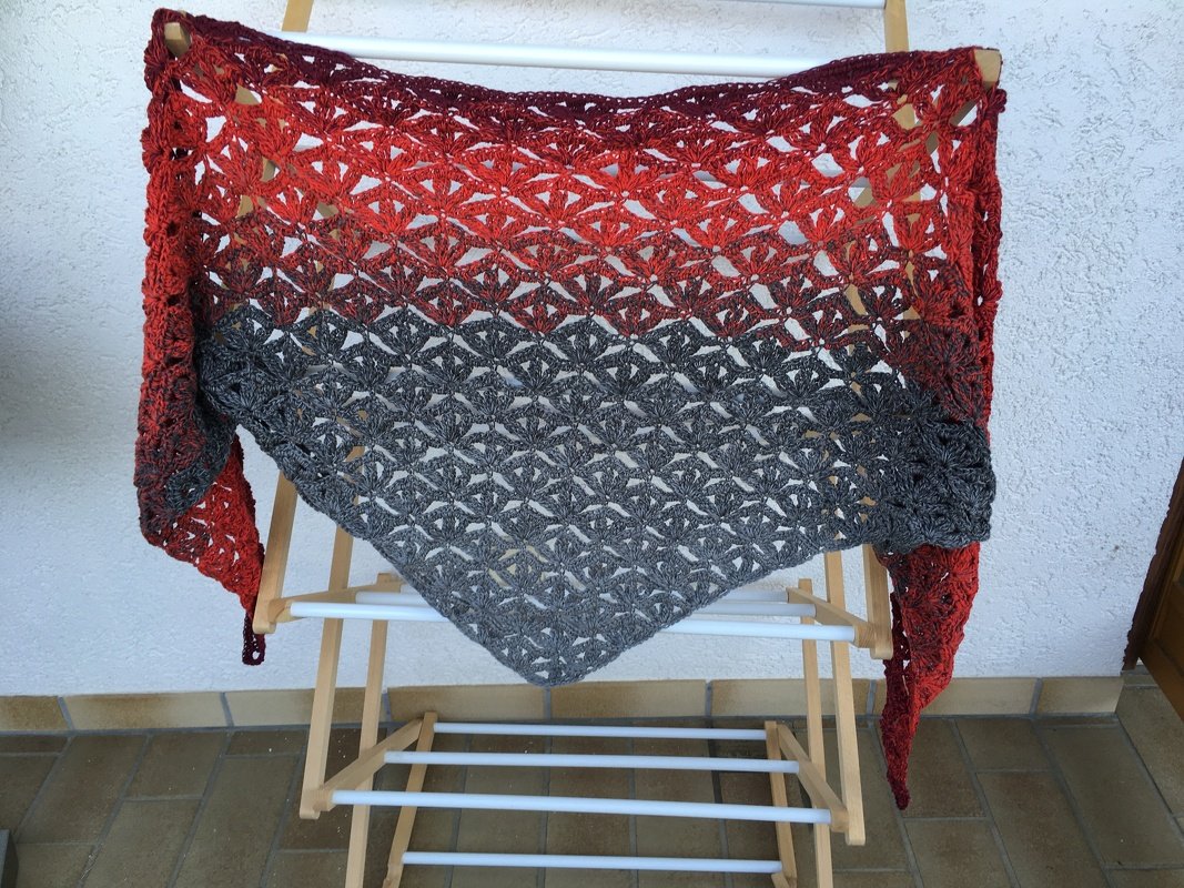 Dreieckstuch aus Verlaufsgarn in Rot- und Grautönen mit offenem Muster