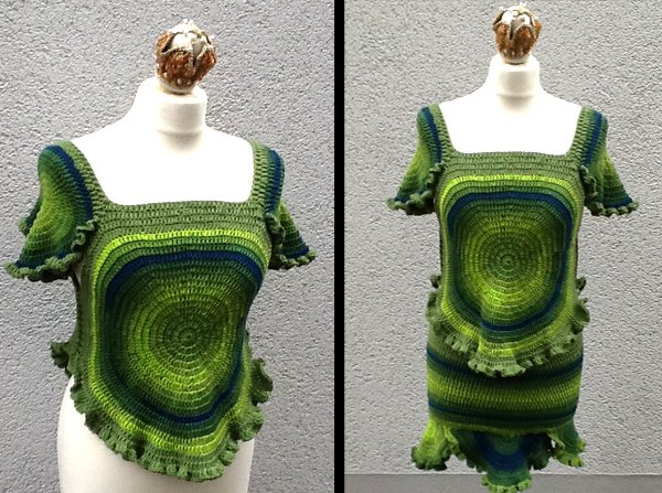 Gehäkeltes Top und Tunika in Grün- und Blautönen mit rundem Muster und Rüschen auf Mannequin
