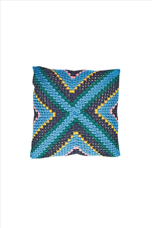 Quadratisches handgehäkeltes Kissen mit diagonalem X‑Muster in Blau, Gelb und Rosa