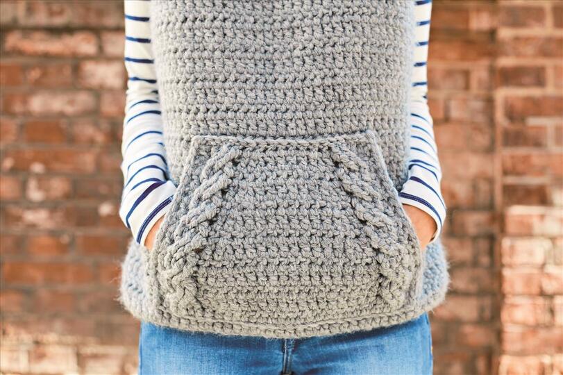 Häkelanleitung Kapuzen-Pullunder mit Häkelzöpfen und Kängurutasche