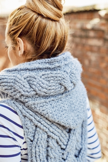 Häkelanleitung Kapuzen-Pullunder mit Häkelzöpfen und Kängurutasche