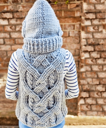Häkelanleitung Kapuzen-Pullunder mit Häkelzöpfen und Kängurutasche