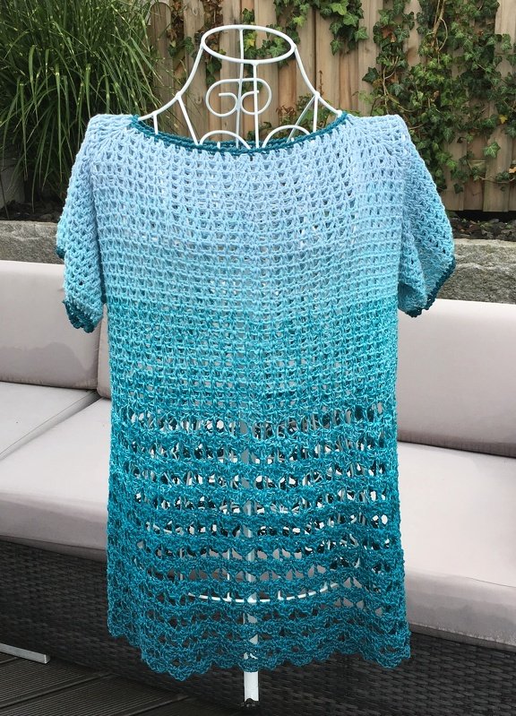 Gehäkelte Tunika in Hellblau bis Türkis auf einer Schneiderpuppe