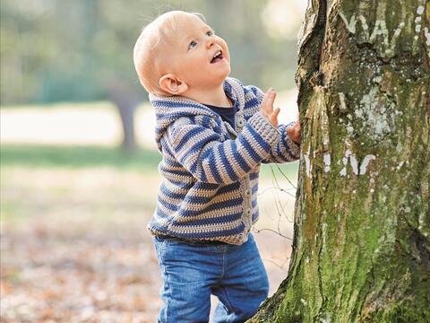 Kapuzenjäckchen mit Streifenmuster und Knopfleiste häkeln
