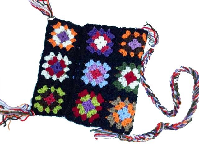 Kleine Umhängetasche aus neun Granny-Squares mit geflochtenem Riemen und Quasten