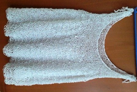 Weißes gestricktes Damen-Top mit Rundhalsausschnitt und offenem Lochmuster, flach liegend
