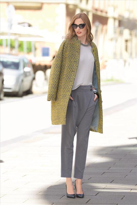 Genähter Mantel aus weichem, leichten Stoff