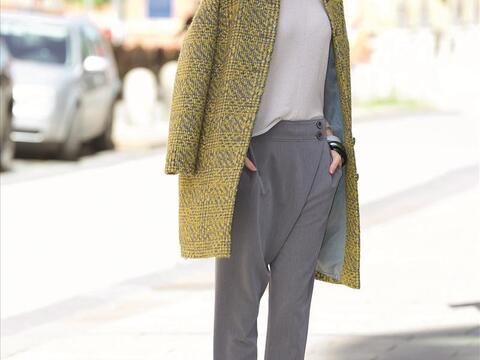 Genähter Mantel aus weichem, leichten Stoff