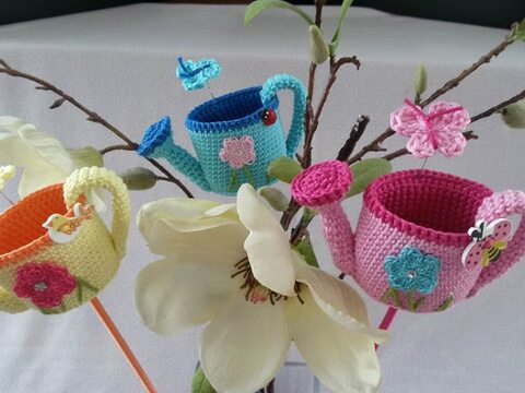 Häkelanleitung Blumenstecker Gießkännchen
