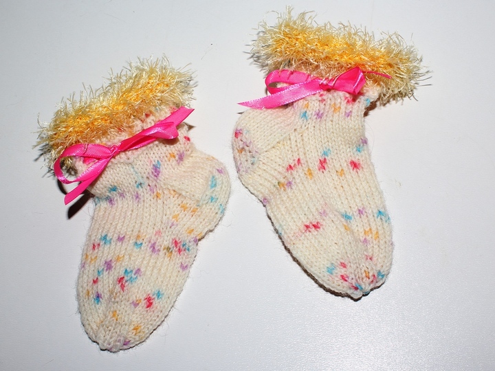 Strickanleitung Baby-Söckchen, Sohlenlänge ca. 10 cm aus Wollresten