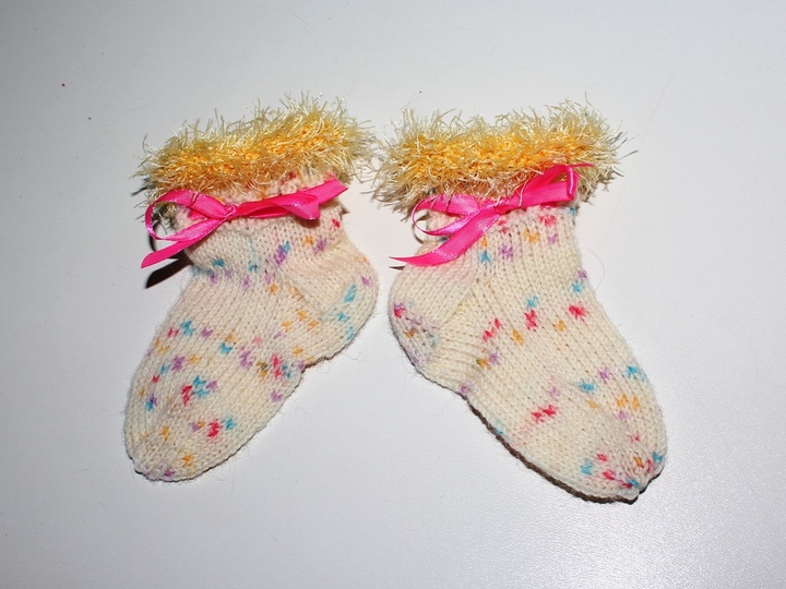 Strickanleitung Baby-Söckchen, Sohlenlänge ca. 10 cm aus Wollresten