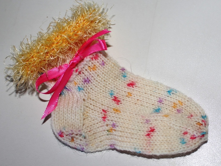 Strickanleitung Baby-Söckchen, Sohlenlänge ca. 10 cm aus Wollresten