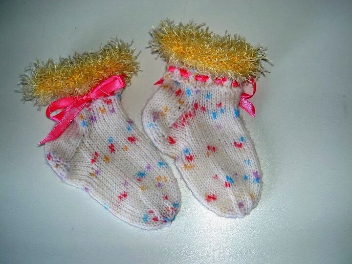 Strickanleitung Baby-Söckchen, Sohlenlänge ca. 10 cm aus Wollresten